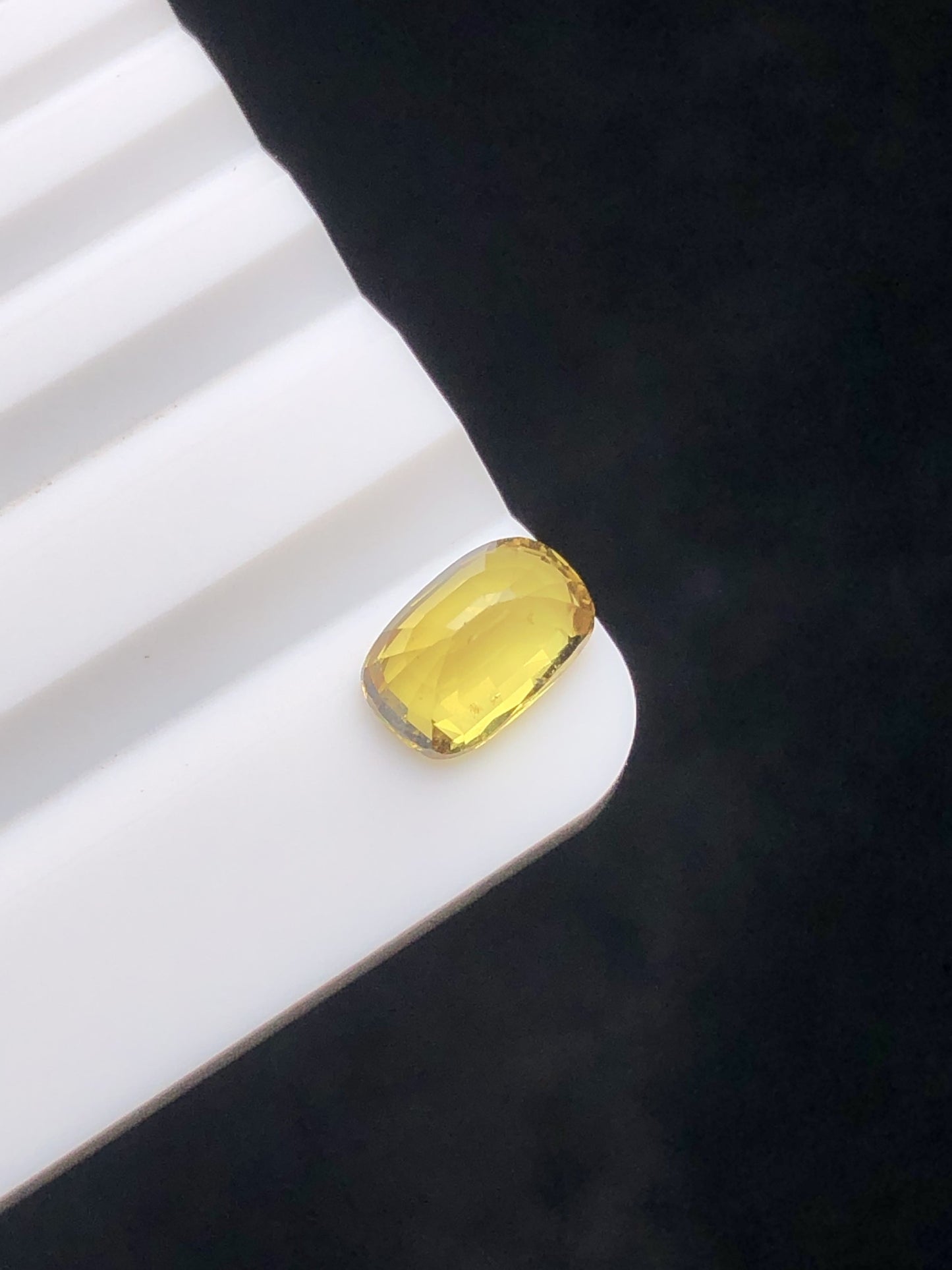 SRILANKA 1.9 0CT YELLOW NATURAL HEATED SAPPHIRE LOOSE STONE